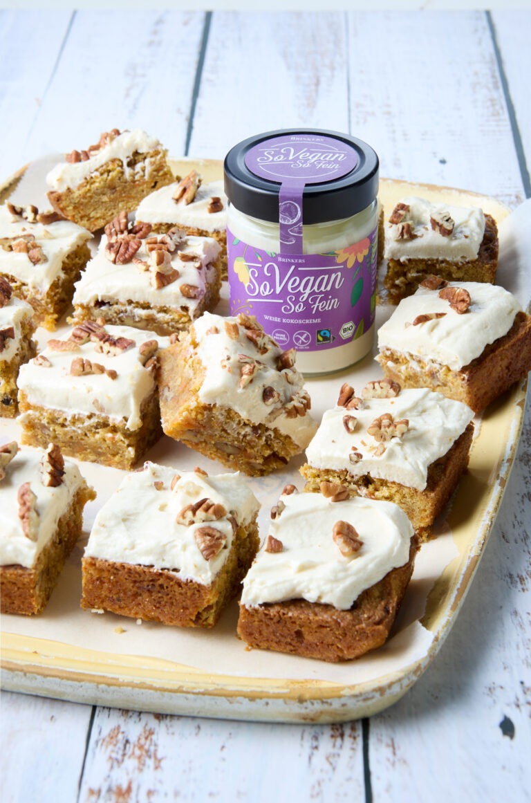 Carrot Cake Blondies mit weißem Kokos-Frosting