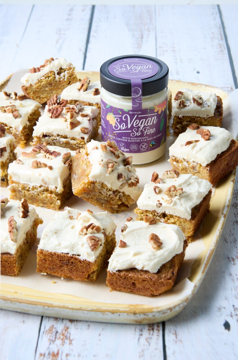 Carrot cake blondies met witte kokos frosting