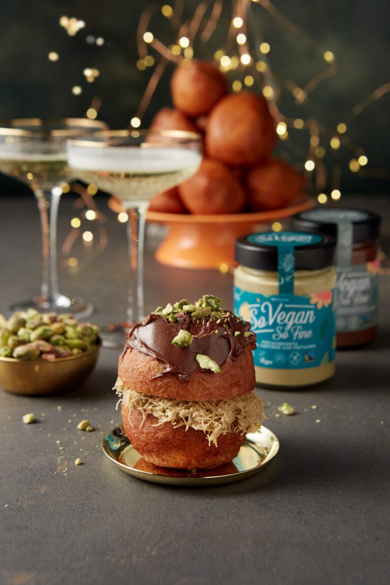 Vegan Oliebol met pistache-kadayif vulling en Hazelnootpasta topping (Dubai)