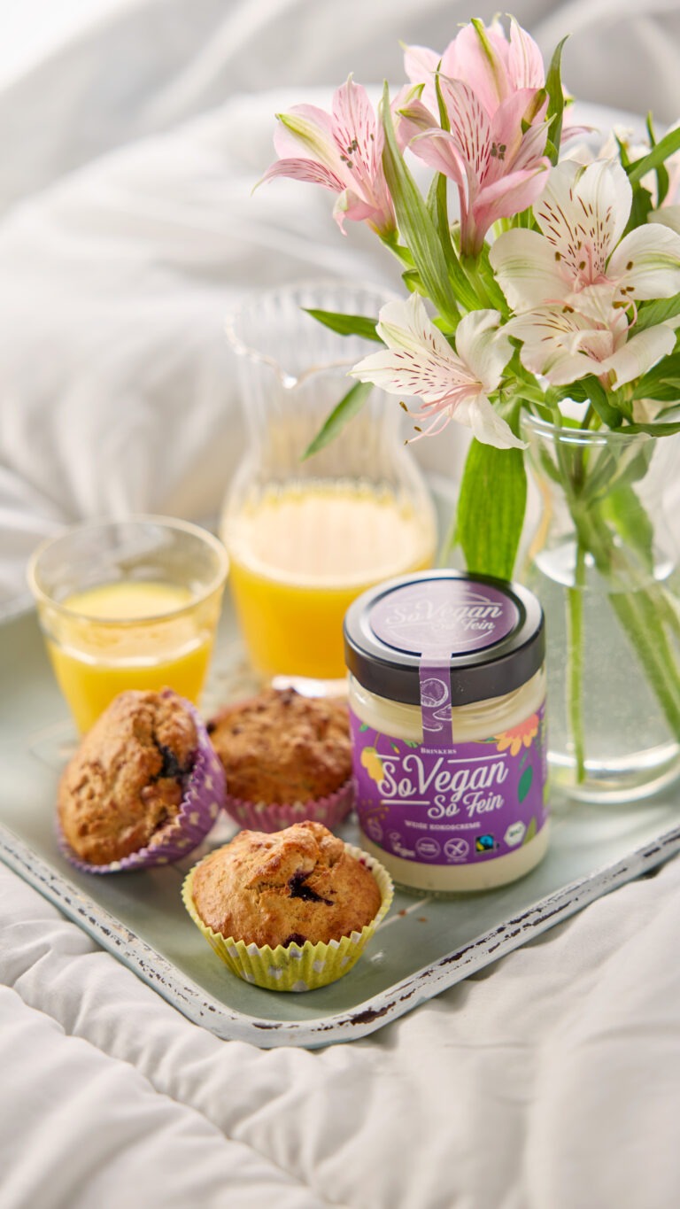 Vegane Frühstücksmuffins mit weißer Kokoscreme-Swirl