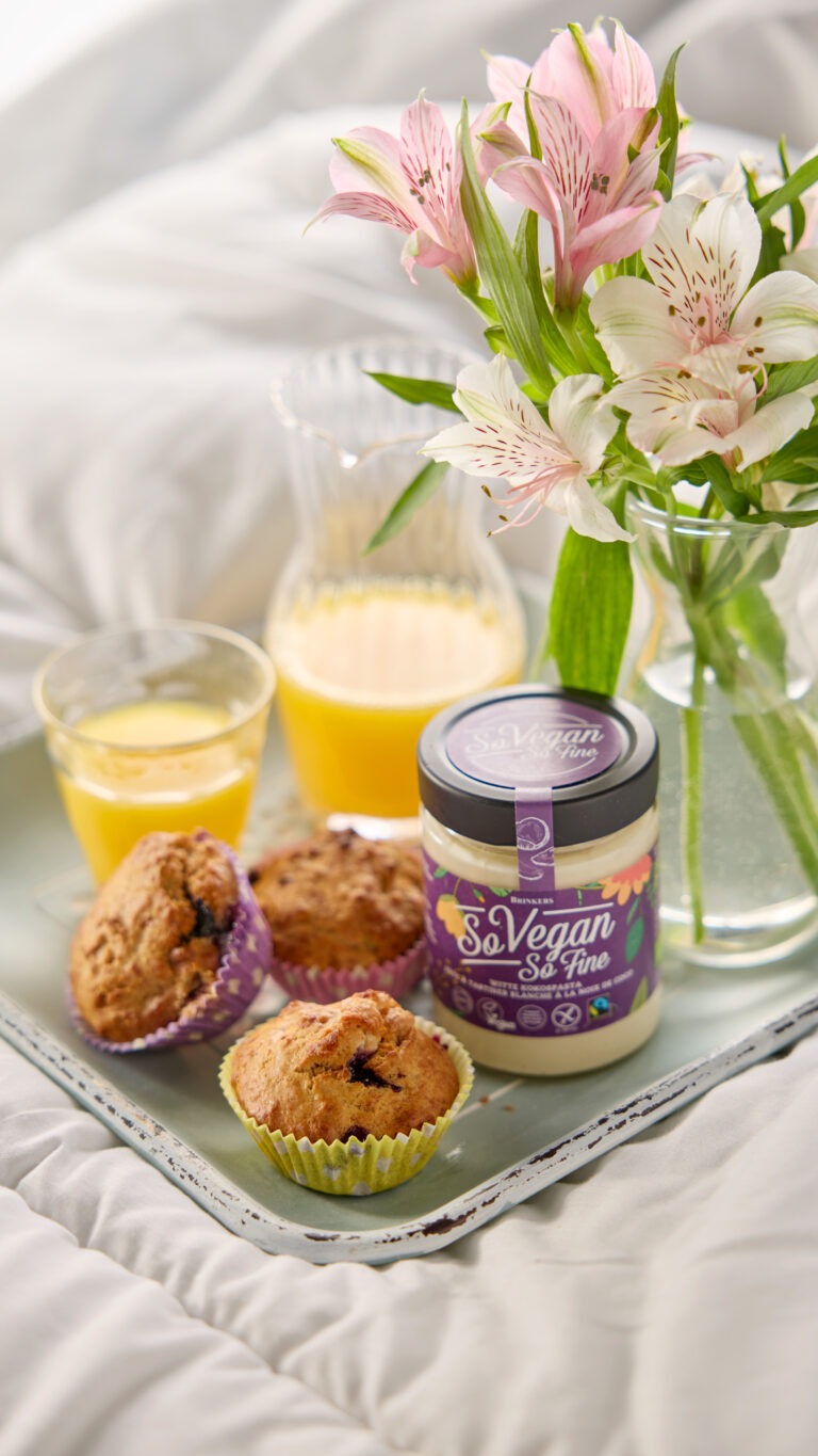 Vegan ontbijt muffins met witte kokospasta swirl