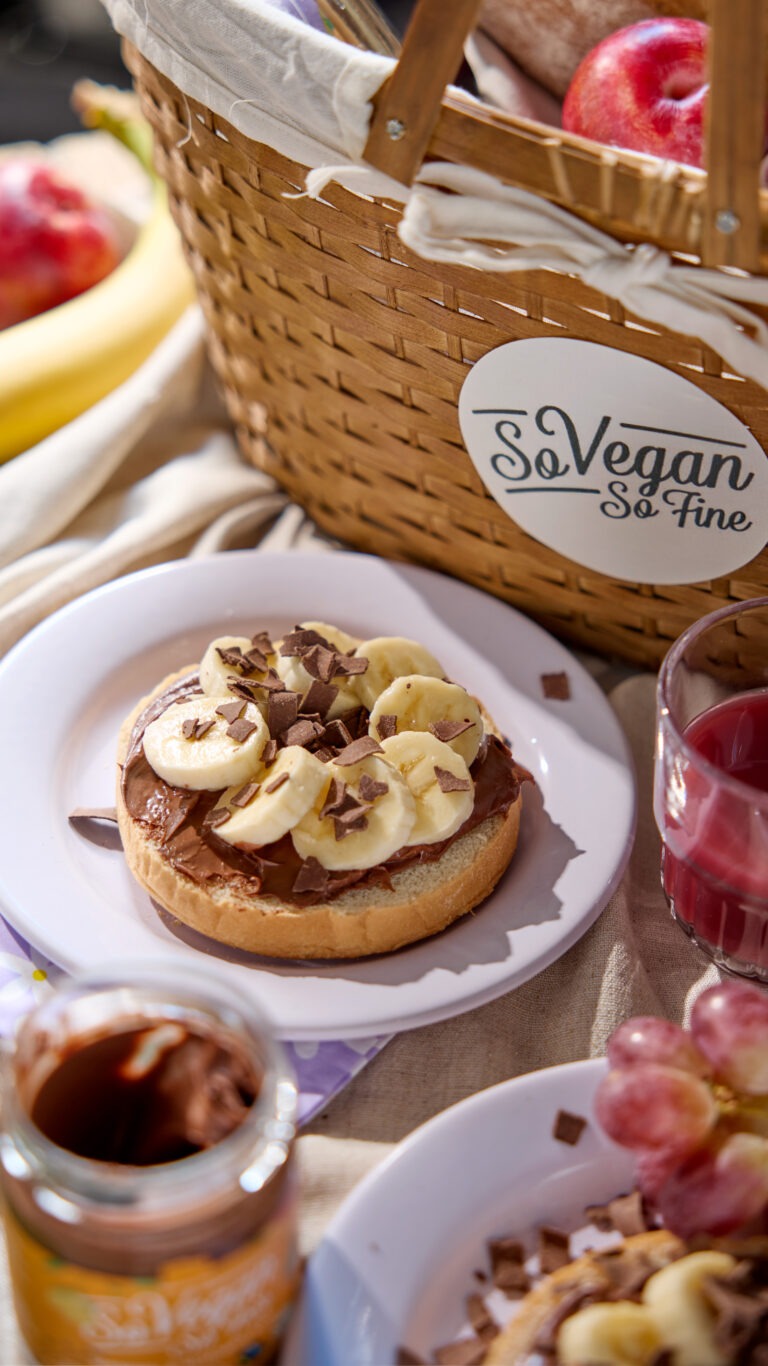Beschuitbol met chocopasta, banaan en vlokken