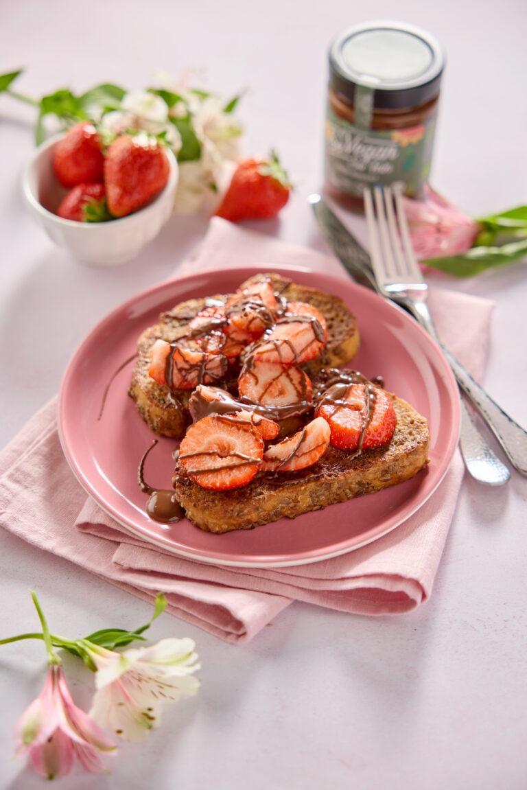 Wentelteefje met hazelnootpasta en aardbeien