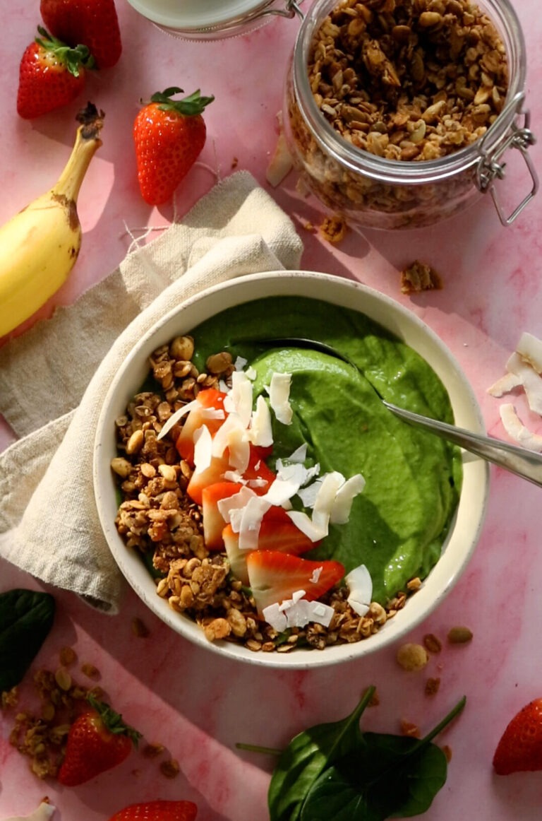Strawberry Banana Smoothie Bowl met Granola