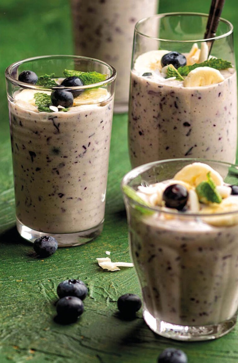 Ontbijtsmoothie met kokospasta, banaan en blauwe bessen