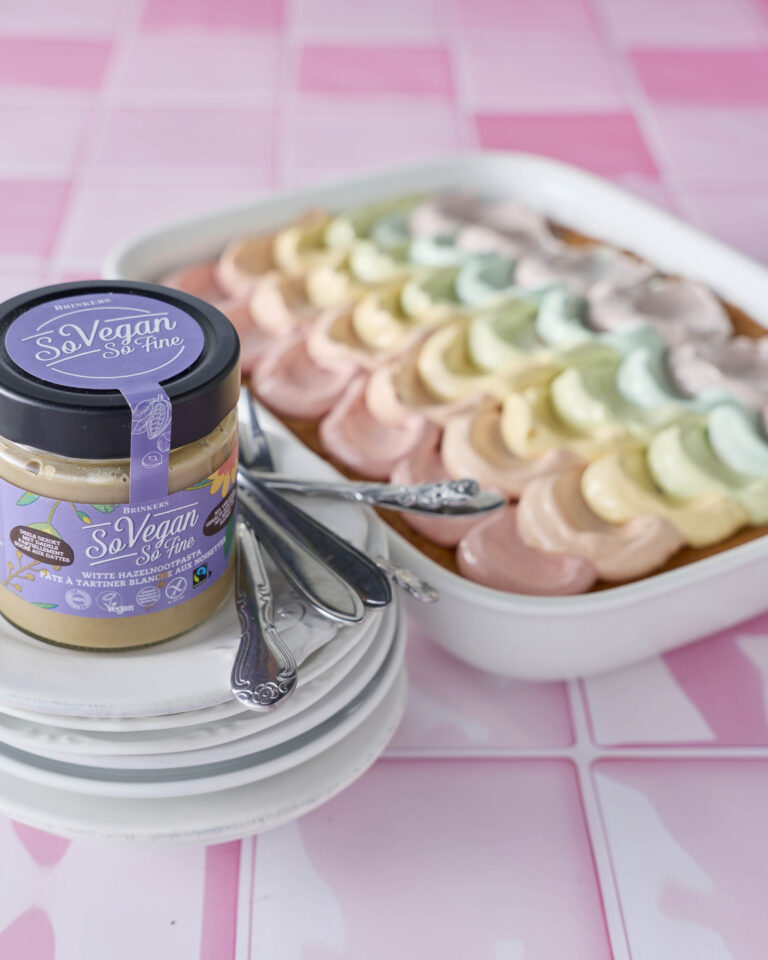 Cake met rainbow forsting